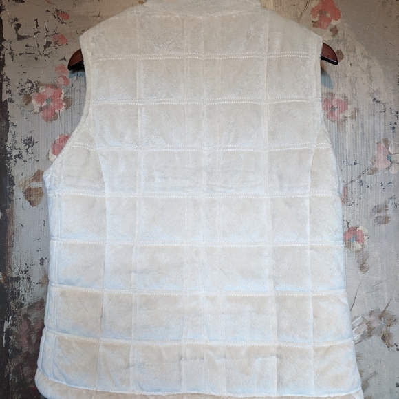 Lady Hathaway soft puff vest.  Lg - Picture 4 of 5